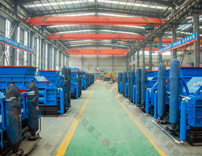 處理建筑廢料用什么設備？破碎紅磚用雙齒輥破碎機好嗎？